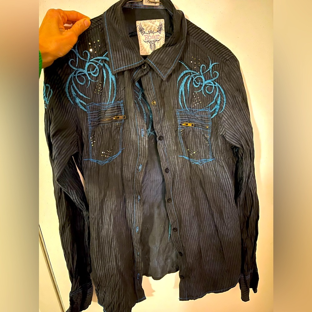 Beautiful blouse by ROAR from the BUCKLE.  Smoke free environment.